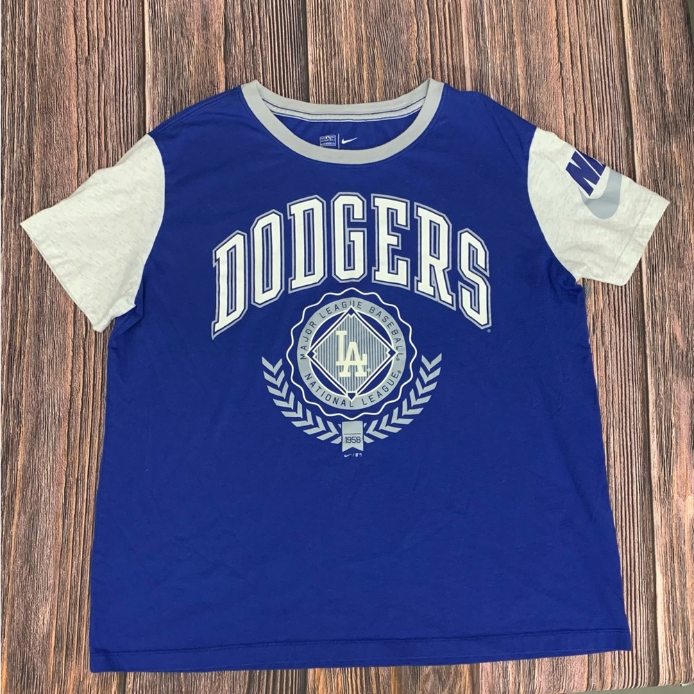 🔥Nike dodgers shirt size XL FITS LIKE A MEDIUM